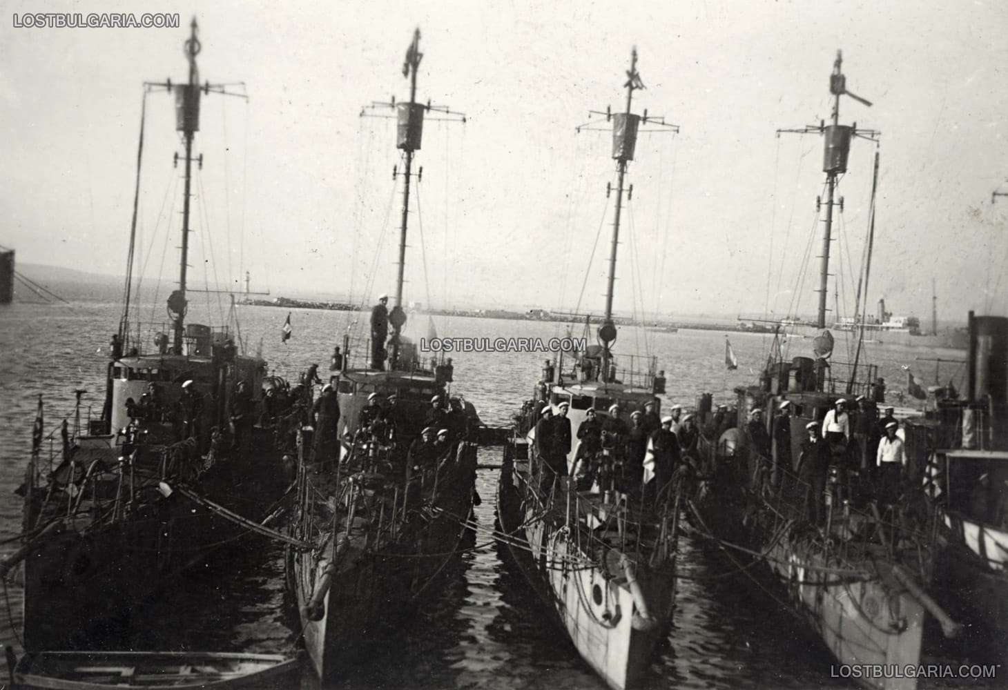 Четирите оцелели след Първата световна война български торпедоносеца: "Дръзки", "Смели", "Строги" и "Храбри" ("Шумни" е потопен след като се натъква на руска мина, а "Летящи" е потопен от некадърния си френски командир след сключването на Ньойския договор - 1919 г., след натъкване на подводни скали). Снимката е направена най-вероятно в края на 30-те години на ХХ век в пристанище Бургас, по време на т.н. "отрядни плавания", след модернизацията на корабите. Вдясно се вижда димоходът и част от корпуса на учебния кораб "Камчия"