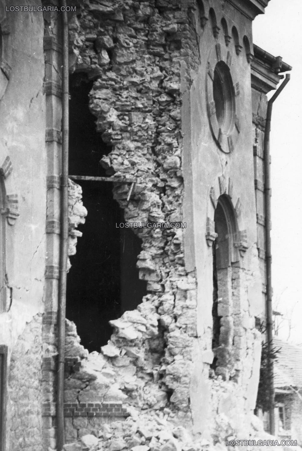 Стражица след земетресението, една от стените на църквата "Св. Василий", 1986 г.