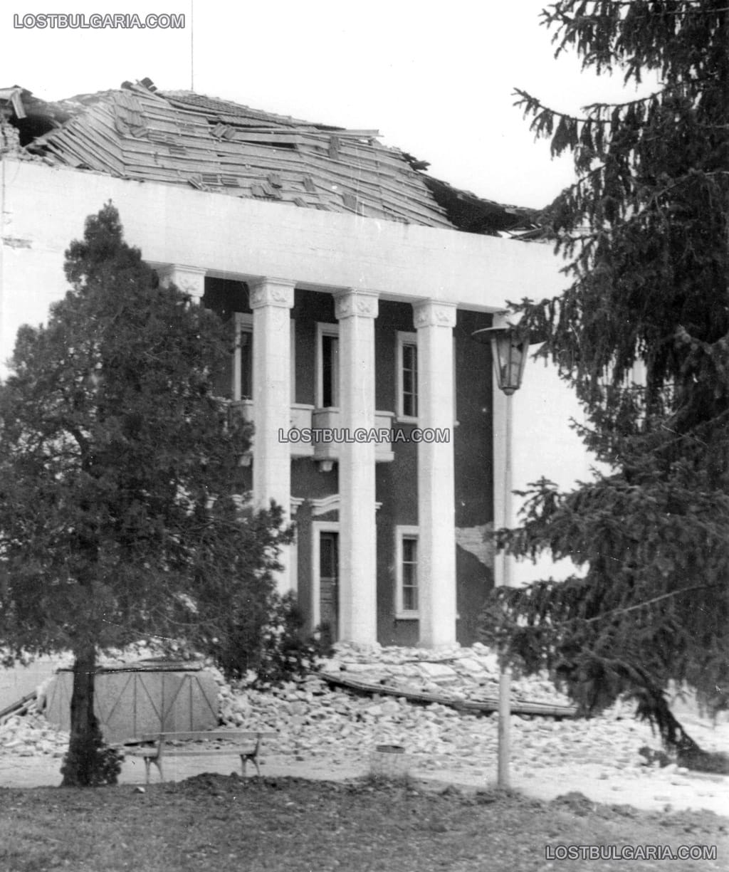Стражица след земетресението, входа на читалището, 1986 г.