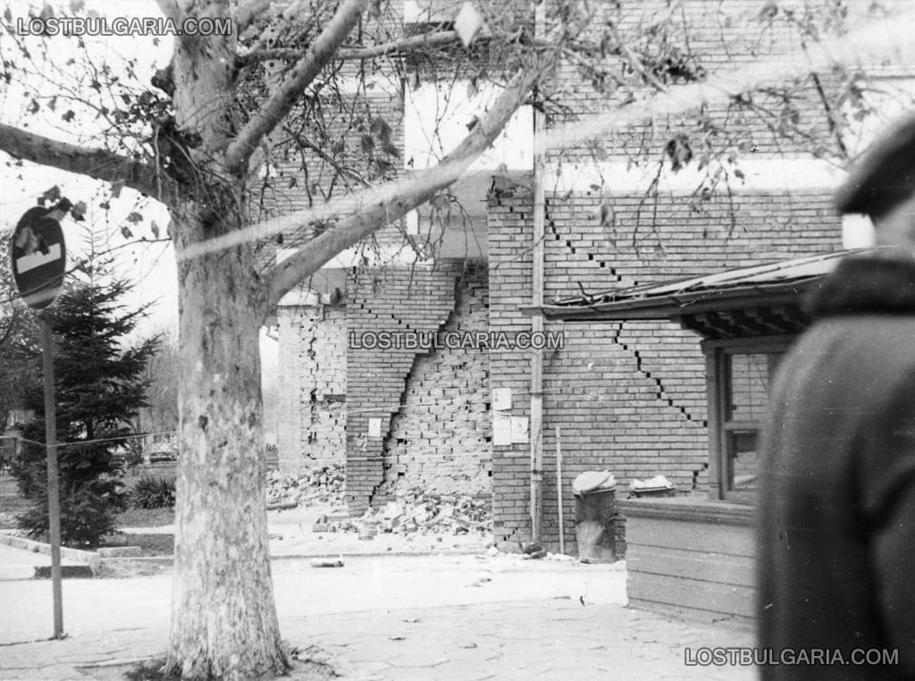 Стражица след земетресението, напукана стена на жилищен блок, 1986 г.