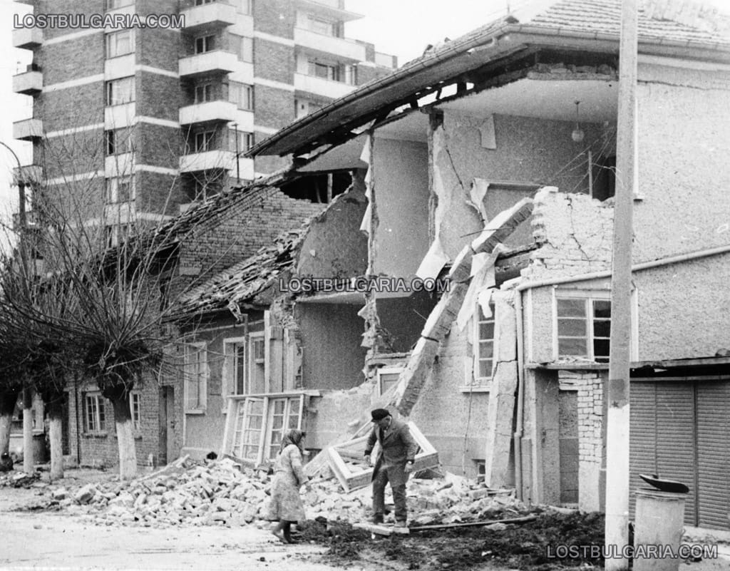 Жители на Стражица разчистват отломки от разрушения си дом след голямото земетресение, 1986 г.