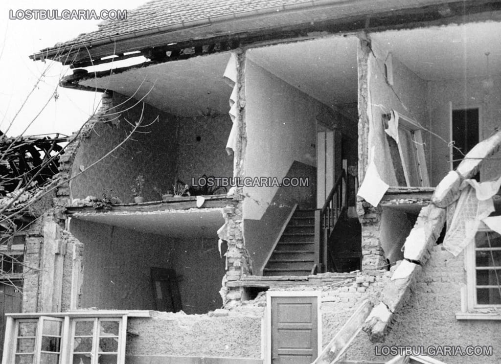 Разрушена къща след голямото земетресение в Стражица, 1986 г.