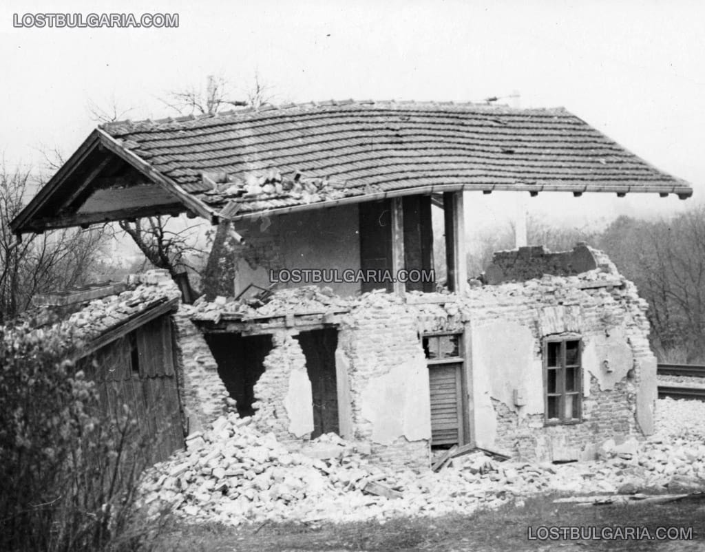 Срутена стара къща след голямото земетресение в Стражица, 1986 г.