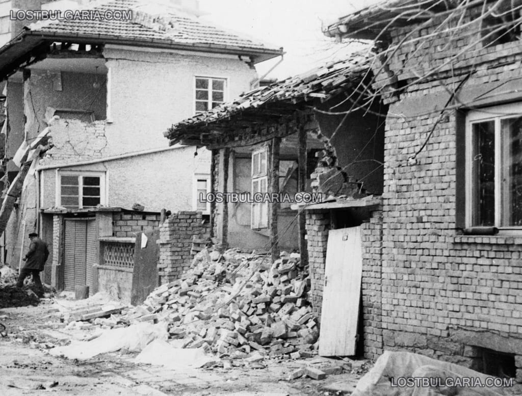 Срутени къщи след голямото земетресение в Стражица, 1986 г.