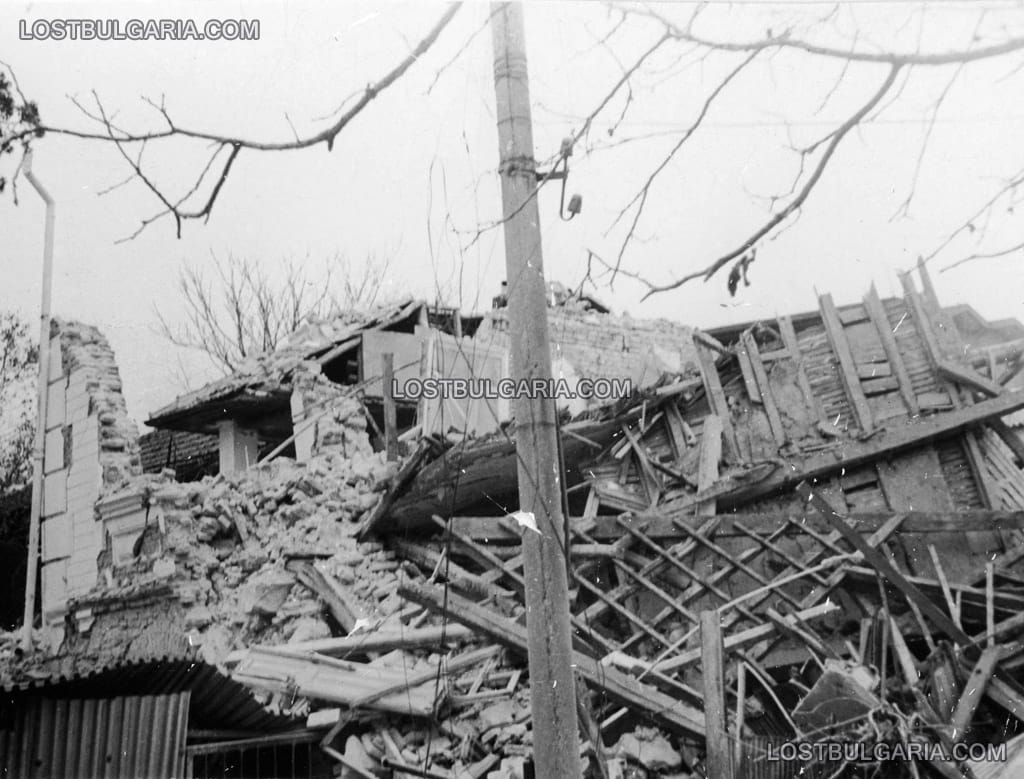 Напълно разрушени къщи след голямото земетресение в Стражица, 1986 г.