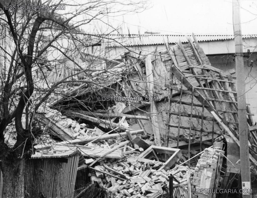 Напълно разрушена къща след голямото земетресение в Стражица, 1986 г.