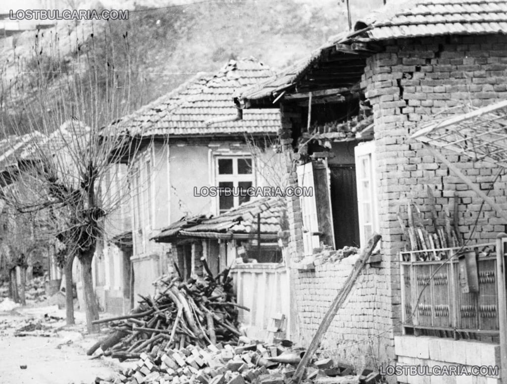Стражица, разрушени къщи след голямото земетресение, 1986 г.