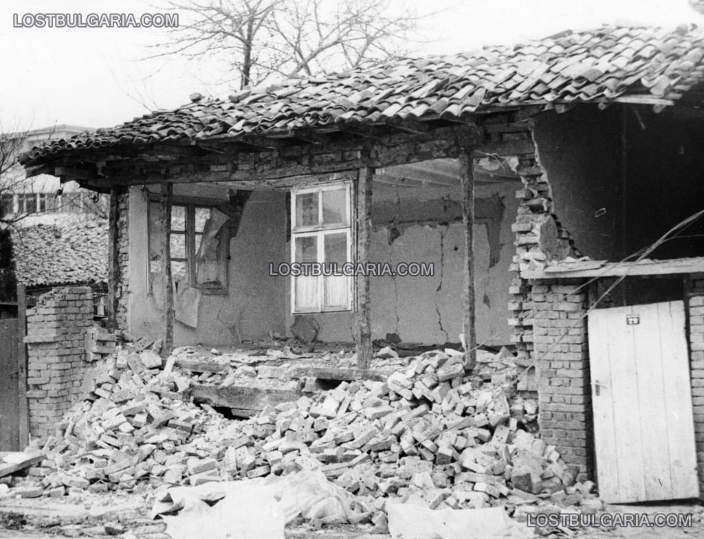 Стражица, полусрутена стара къща след голямото земетресение, 1986 г.