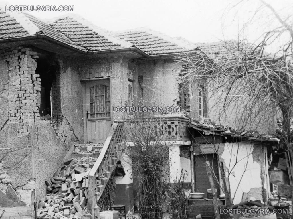 Стражица, полусрутени къщи след голямото земетресение, 1986 г.