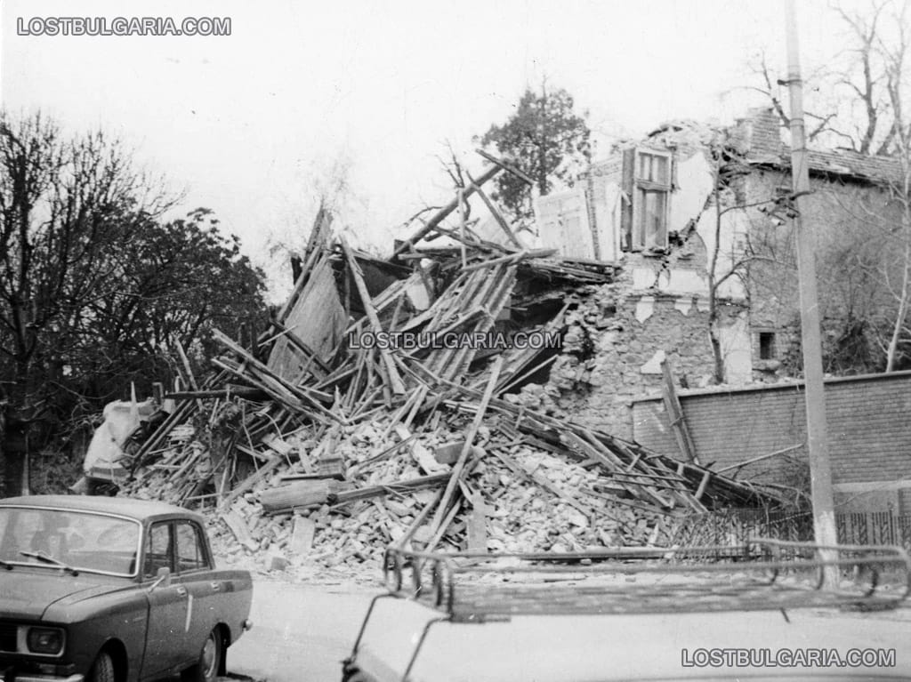 Стражица, срината къща след голямото земетресение, 1986 г.