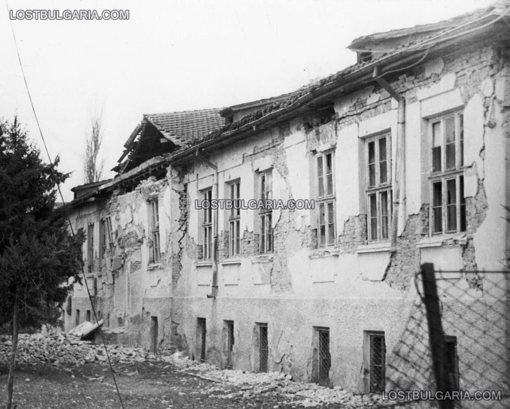 Стражица, старото училище след голямото земетресение, 1986 г.