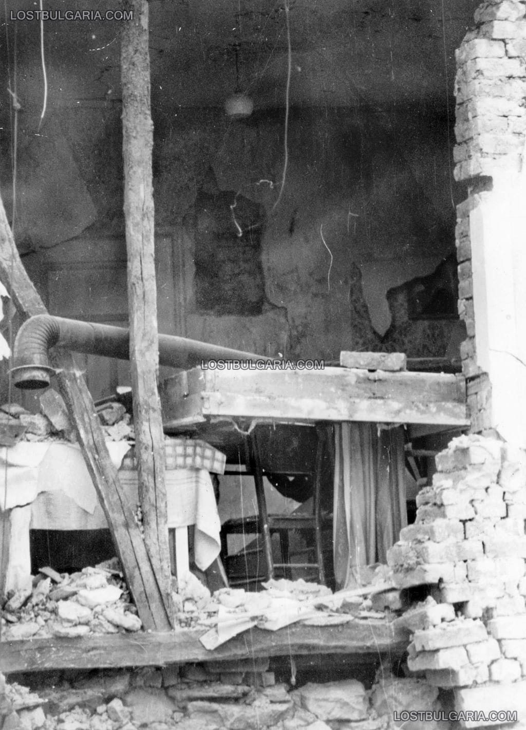 Стражица, вътрешността на една срутена къща след голямото земетресение, 1986 г.