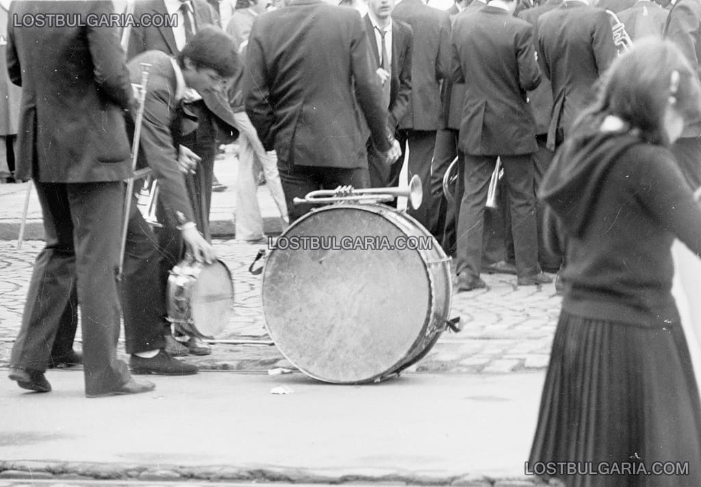 Ученически оркестър по време на манифестация по случай 24 май, София 1989 г.