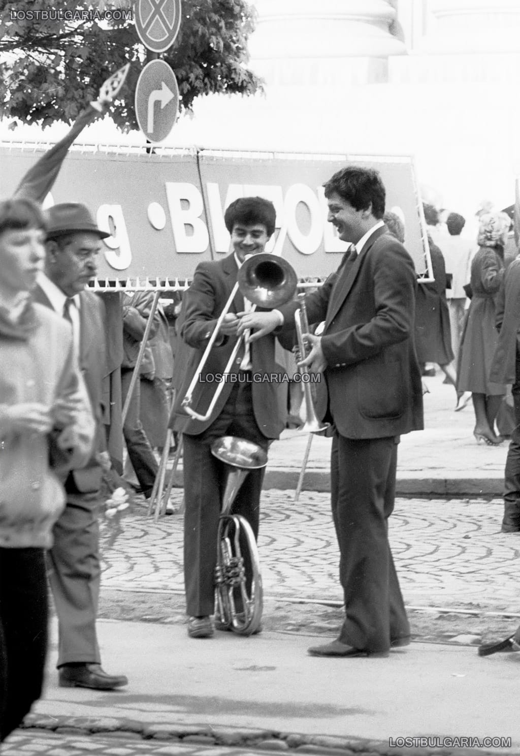 Музиканти от ученически оркестър, участващ в манифестация по случай 24 май, София 1989 г.