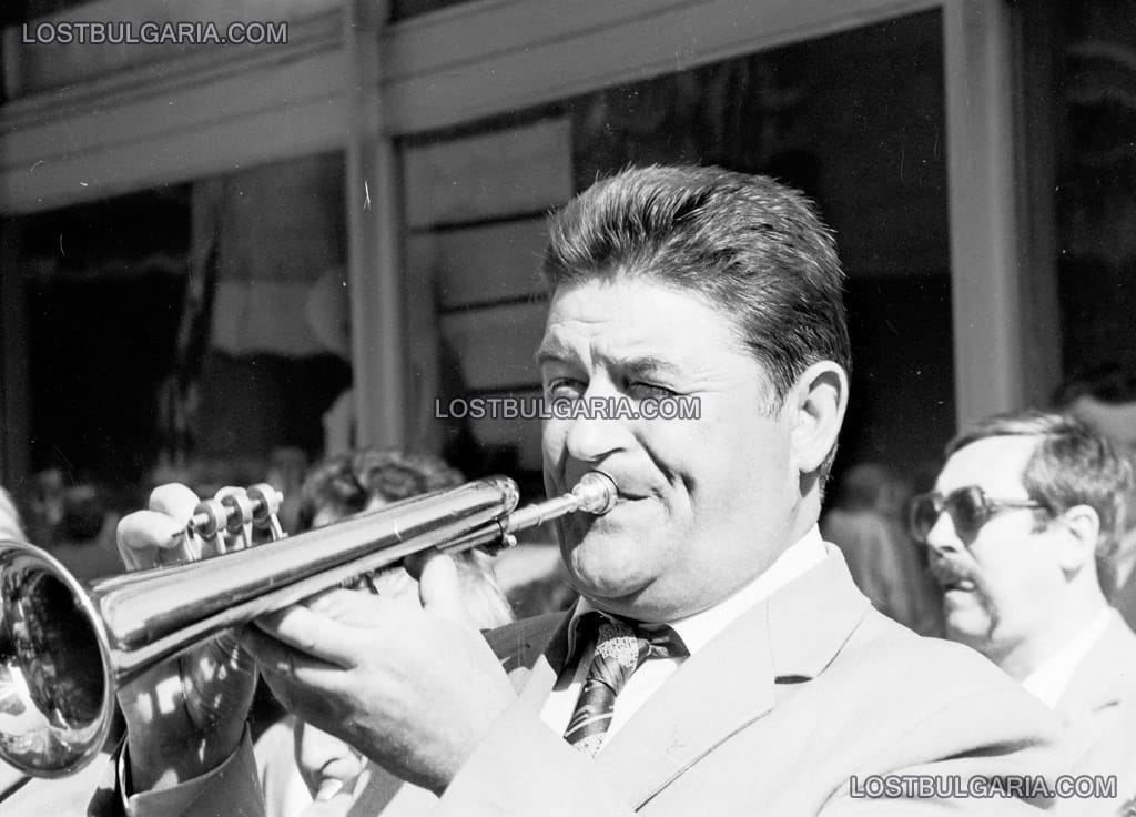 Тромпетист, участник в манифестацията на 24 май, София 1989 г.