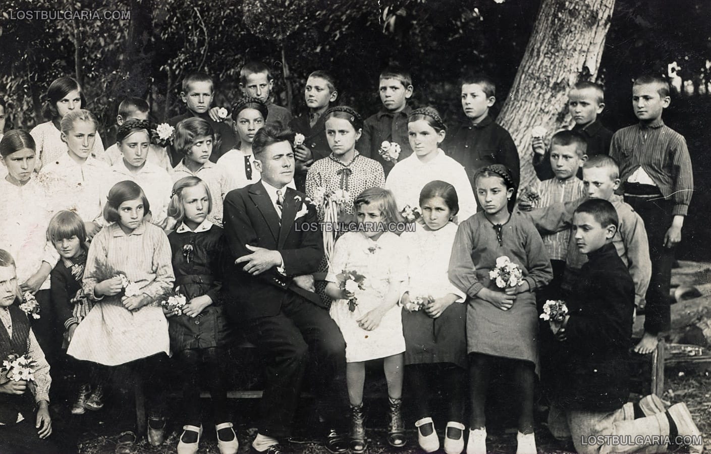 Ученици от 5 клас от село Лъжане със своя учител на 24 май 1931 г.