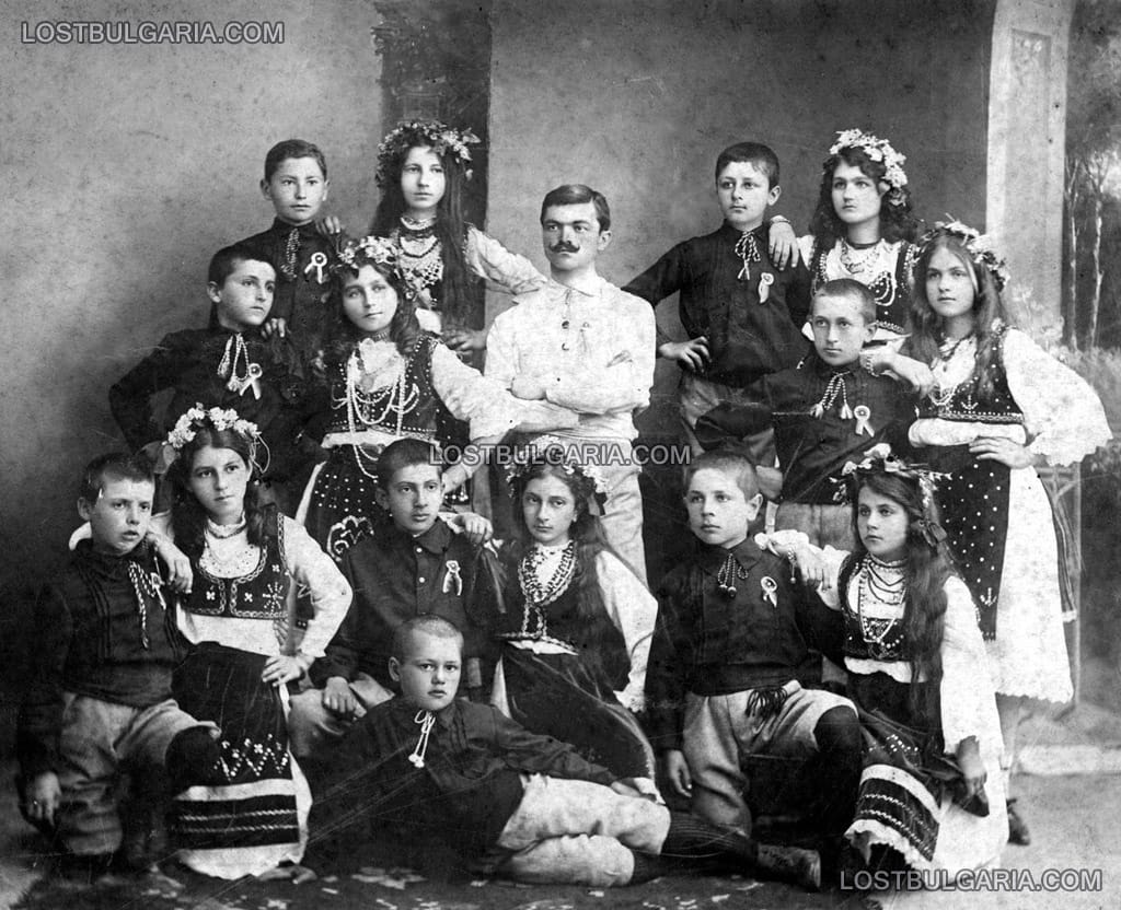 Ученици от ІІ клас в Разград от училищния театрален състав с ръководител поручик Разсуканов, 24 май 1911 г.