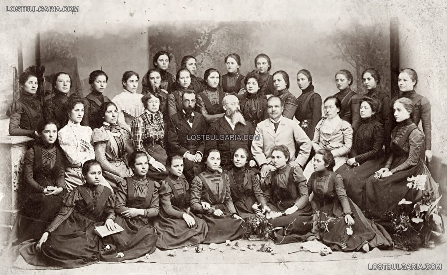 Абитуриентки със своите учители, Русе 1901 г.