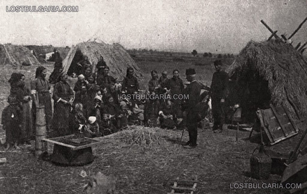 Помощник кметът на село Дуванджа (днес село Чалъкови), Пловдивско, дава нареждане на жените за запазване на чистотата и реда в новите жилища - колиби, в които са настанени жителите на селото след голямото земетресение, май 1928 г.