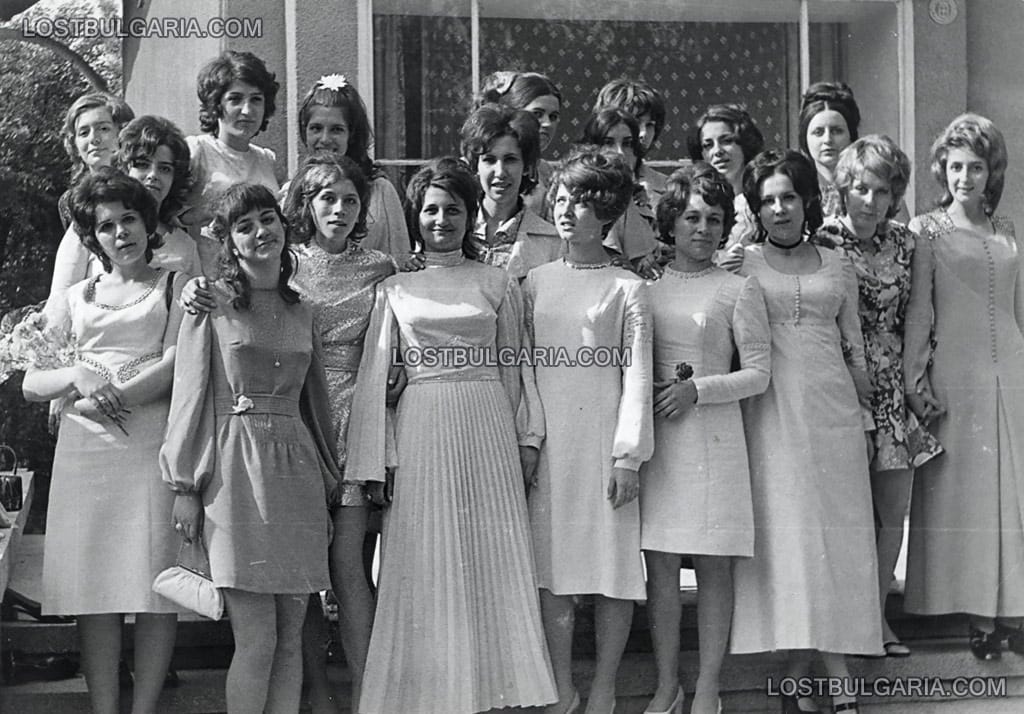 Абитуриентки от 5-та образцова гимназия "Иван Вазов", София 1971 г.