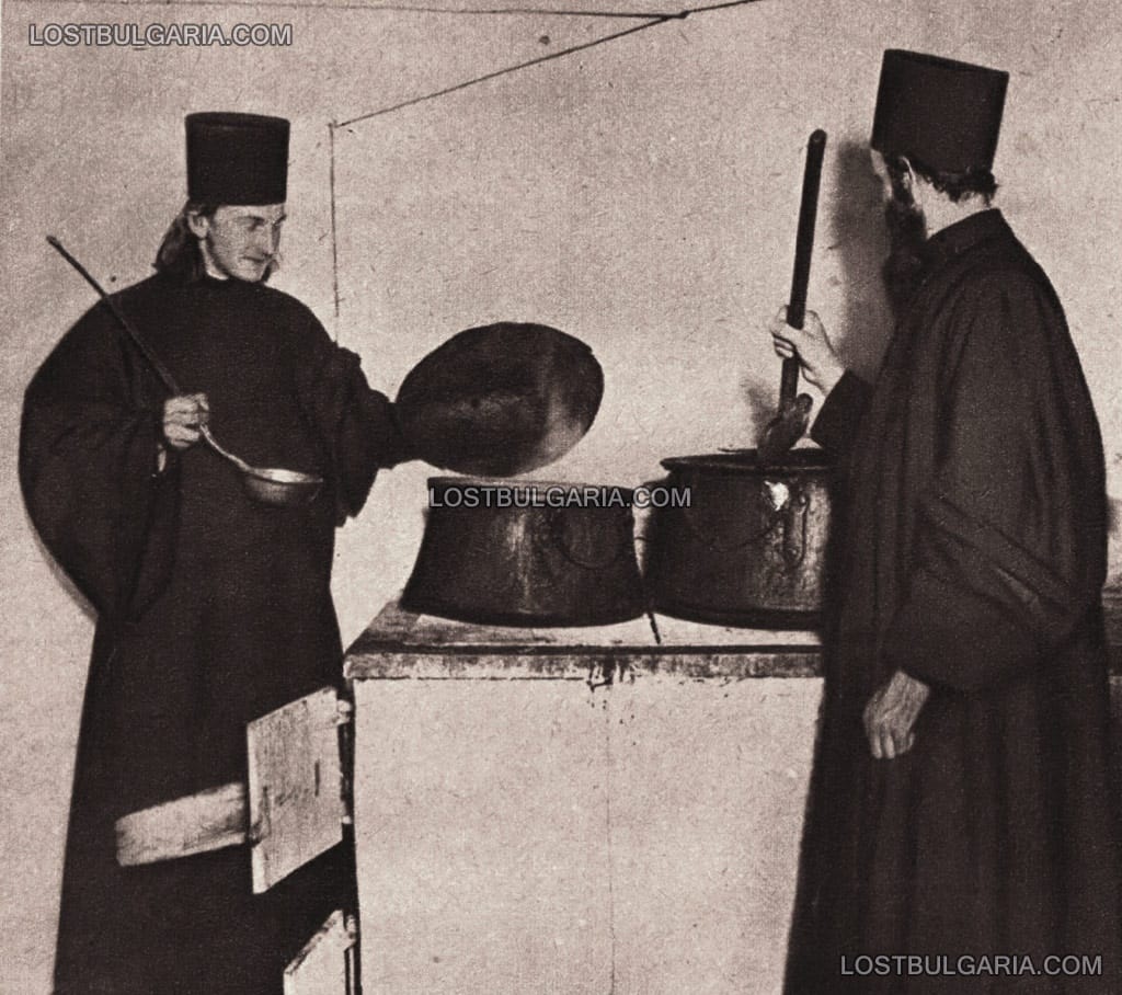Монаси от Рилския манастир в магерницата (кухня) на манастира, 1928 г.