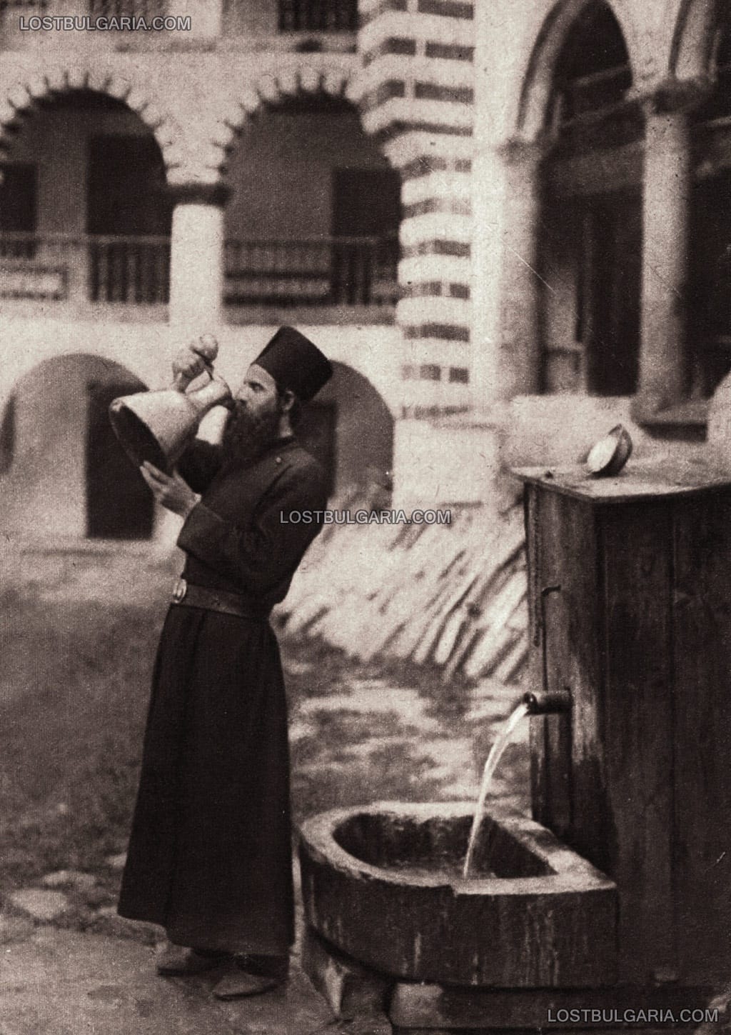 Монах от Рилския манастир пие вода от чешмата в манастира, 1928 г.