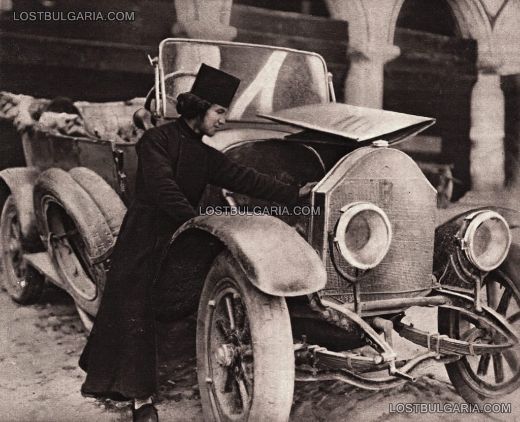 Монах от Рилския манастир поправя автомобил Мерцедес (Benz 8-20 PS Doppelphaeton), 1928 г.