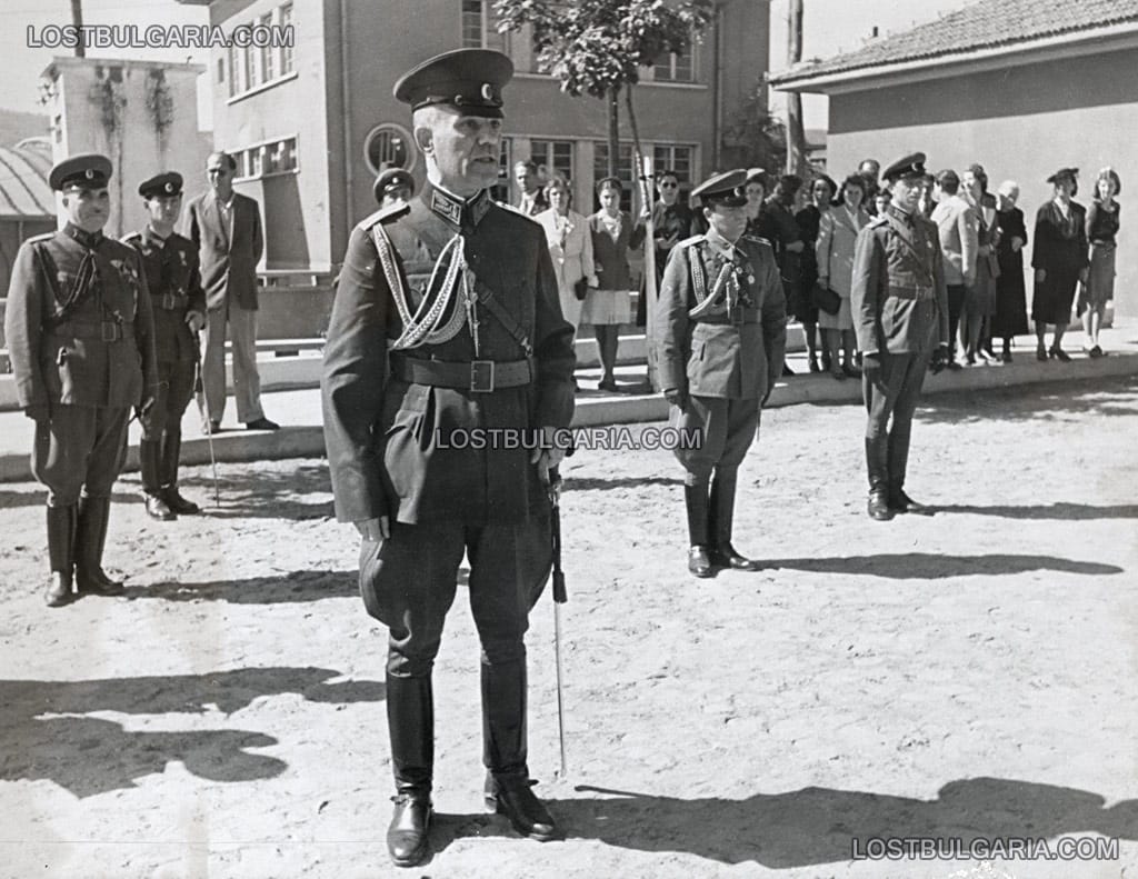Генерал Дамян Велчев, министър на войната държи реч при посещение във военно поделение, неизвестно къде, вероятно края на 1945 г.