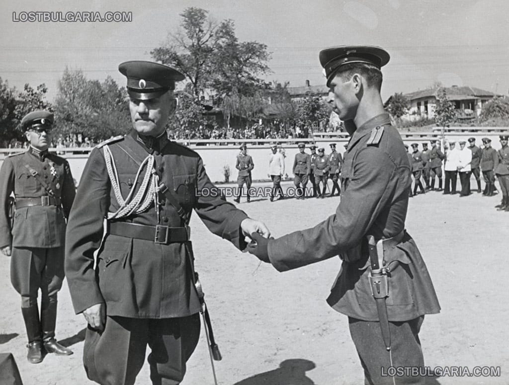 Генерал Дамян Велчев, министър на войната раздава военни отличия при посещение във военно поделение, неизвестно къде, вероятно края на 1945 г.