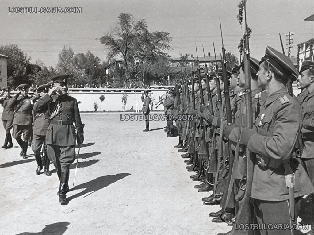 Генерал Дамян Велчев, министър на войната поздравява строя при посещение във военно поделение, неизвестно къде, вероятно края на 1945 г.
