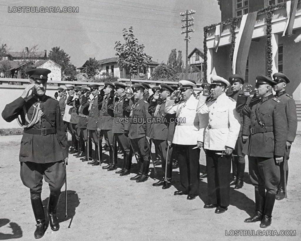 Генерал Дамян Велчев, министър на войната поздравява строй от полковници при посещение във военно поделение, неизвестно къде, вероятно края на 1945 г.