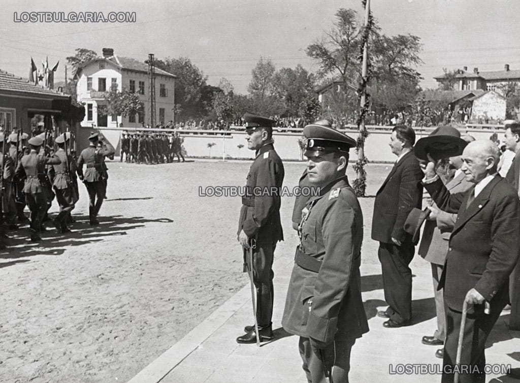 Генерал Дамян Велчев, министър на войната поздравява маршируващ строй от войници при посещението си във военно поделение, неизвестно къде, вероятно края на 1945 г.
