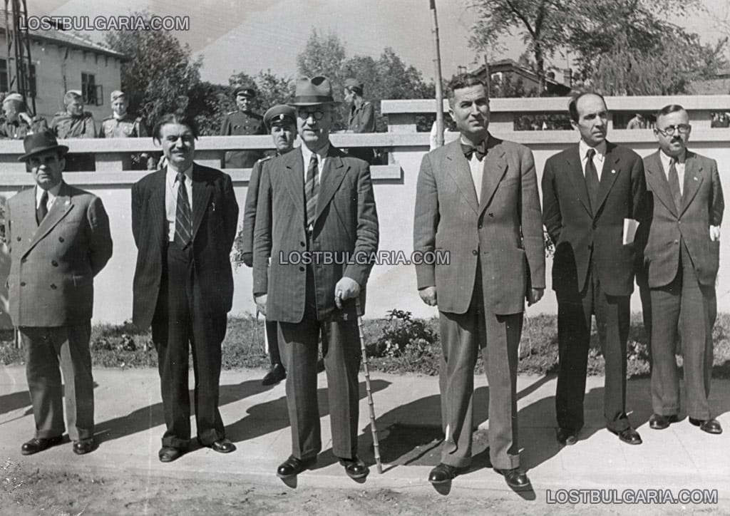 Министър-председателят Кимон Георгиев и други официални лица на посещение във военно поделение, най-вляво Стефан Тончев (министър на министър на железниците, пощите и телеграфите), неизвестно къде, вероятно края на 1945 г.