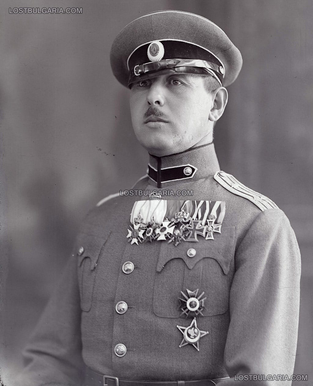 Полковник Виктор Найденов (1891–1935), артилерист, участник в Балканските и Първата световна войни, политически секретар на Военния съюз (Лигата), умира при съмнителни обстоятелства на 21 юни 1935 г., след завръщането си в София от погребението на маршал Пилсудски, портрет заснет вероятно в 1935 г.