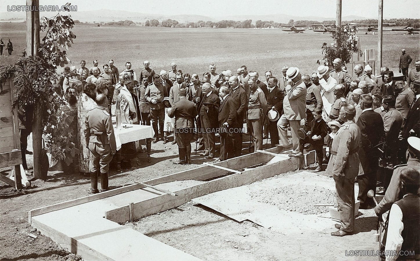 Полагане на основния камък на аеропланния арсенал в аеродрума в село Божурище - в центъра с гръб е генерал Калин Найденов, военен министър, 24 юни 1917 г.