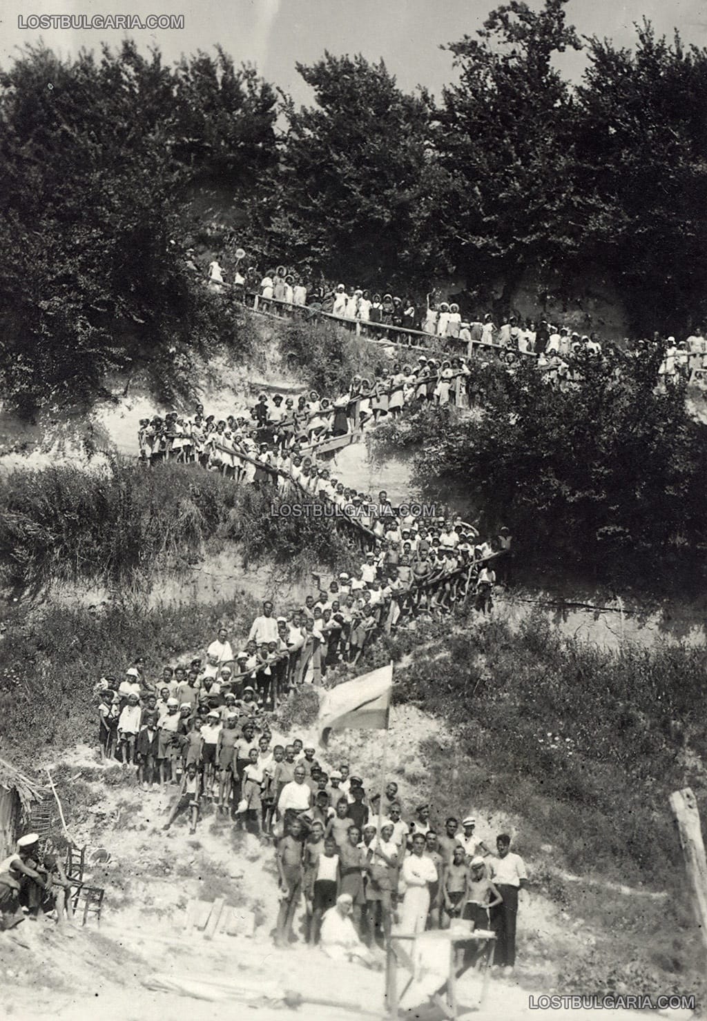 Деца, летуващи във Варна със своите възпитатели на път за плажа, 1935 г.