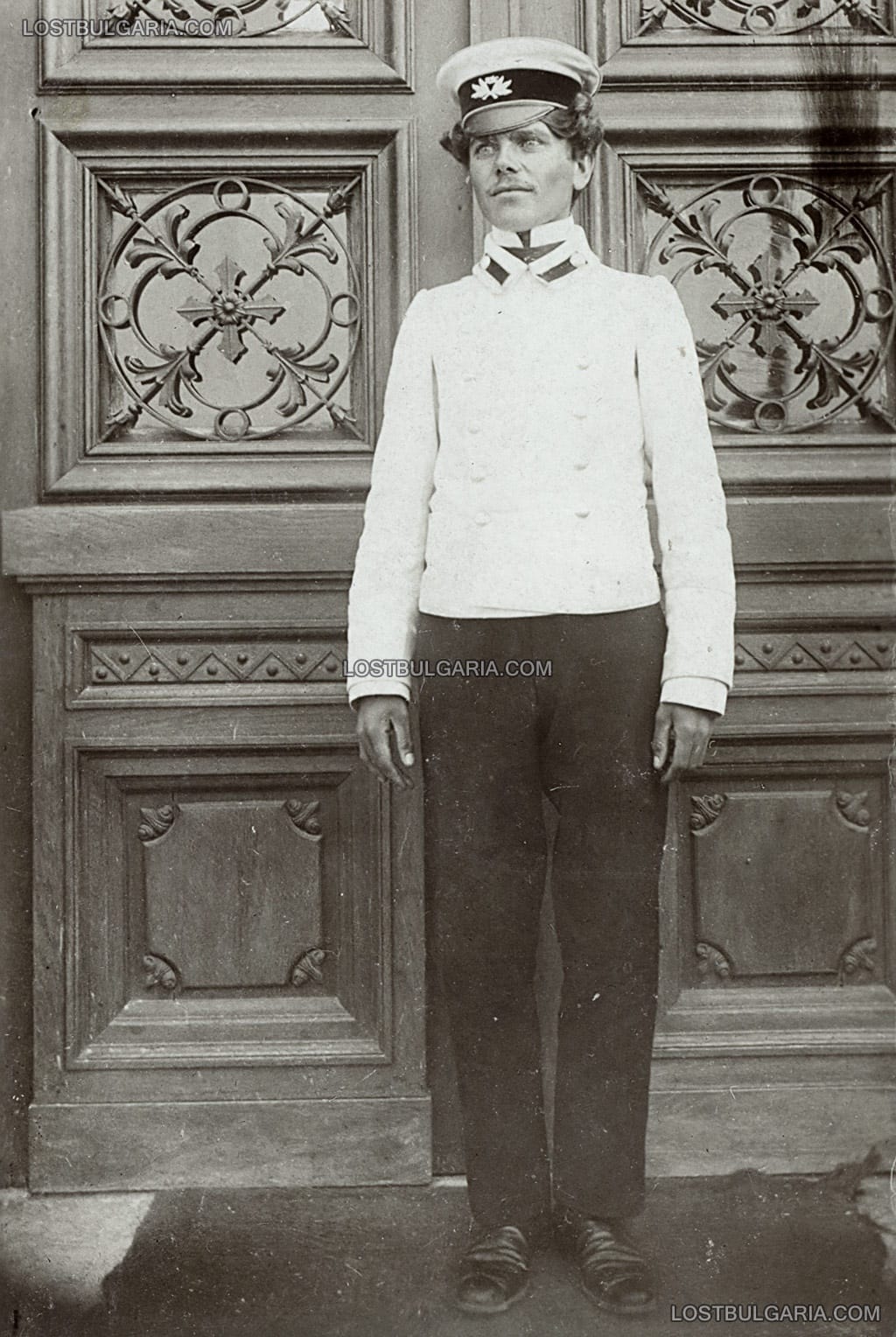 Портрет на студент от Духовната семинария (в униформа на семинарист), родом от село Лесичево, София, 1905 г.