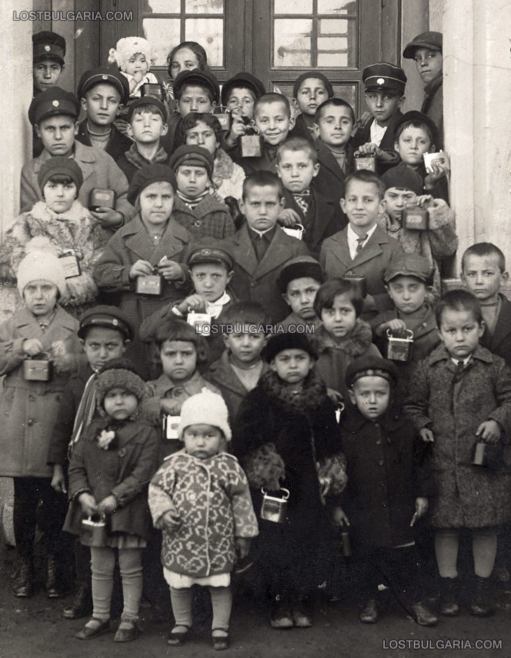 Децата спестители при работническата потребителска кооперация "Напред" в град Лом, фотографирани на 14 декември 1930 г.