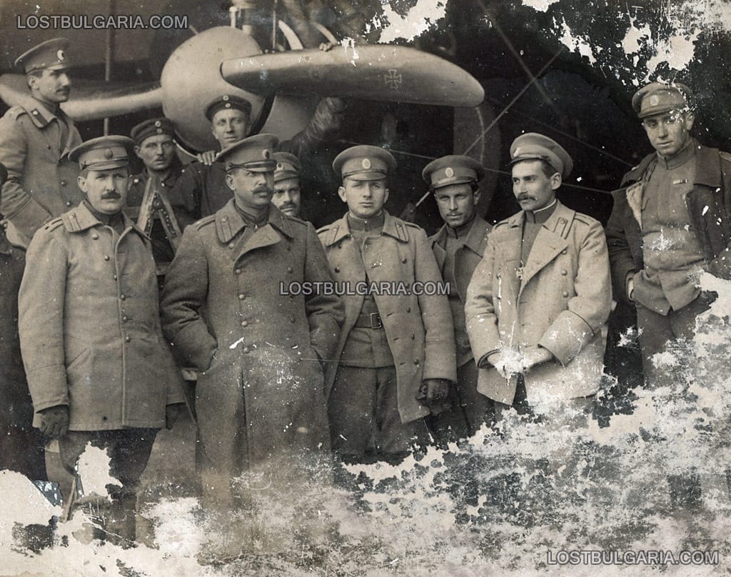Български офицери, сред които и Стоян Терзийски - първият български аерофотограф-разузнавач (в средата на кадъра), и германски авио-техници пред аероплан, неизвестно къде, март 1917 г.