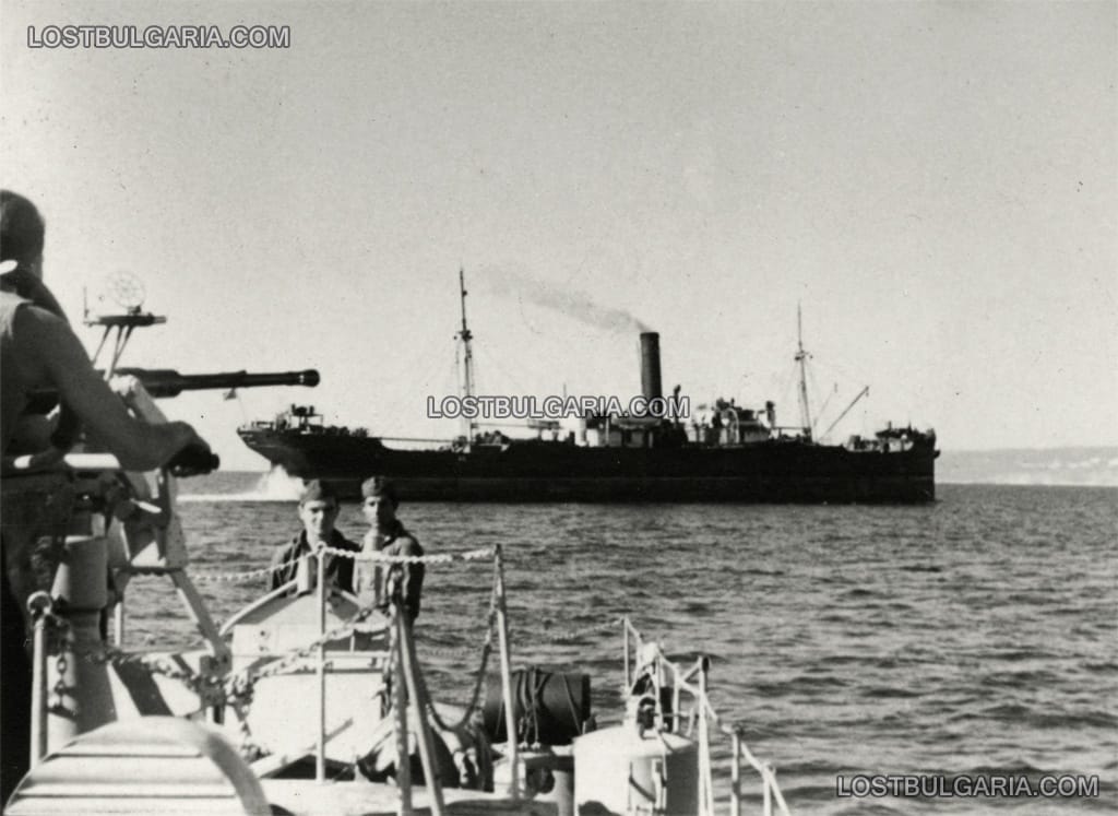 Товарен кораб преминава покрай български торпеден катер в Черно море, 1943 г.