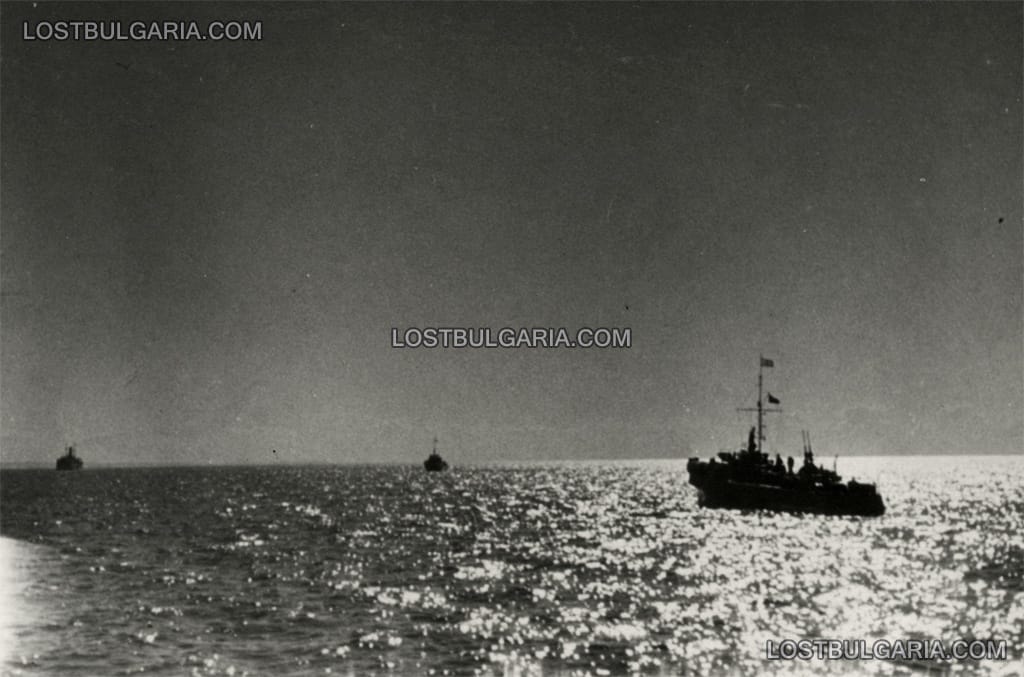 Торпеден катер Люрсен (Lurssen) от състава на българския флот патрулира на фона на залеза над Черно море, 1943 г.