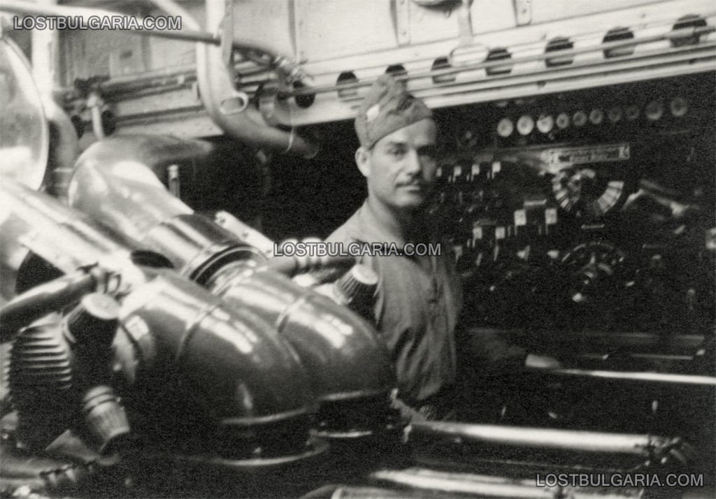 Техник в машинното отделение на торпеден катер Люрсен, 1943 г.