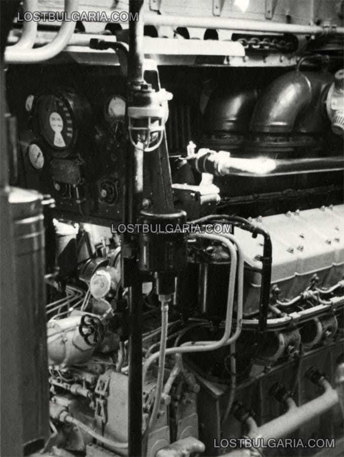 Един от трите 20 цилиндрови V-образни дизелови двигатели Даймлер-Бенц 501, с мощност 2000 к.с. на борда на торпеден катер Люрсен