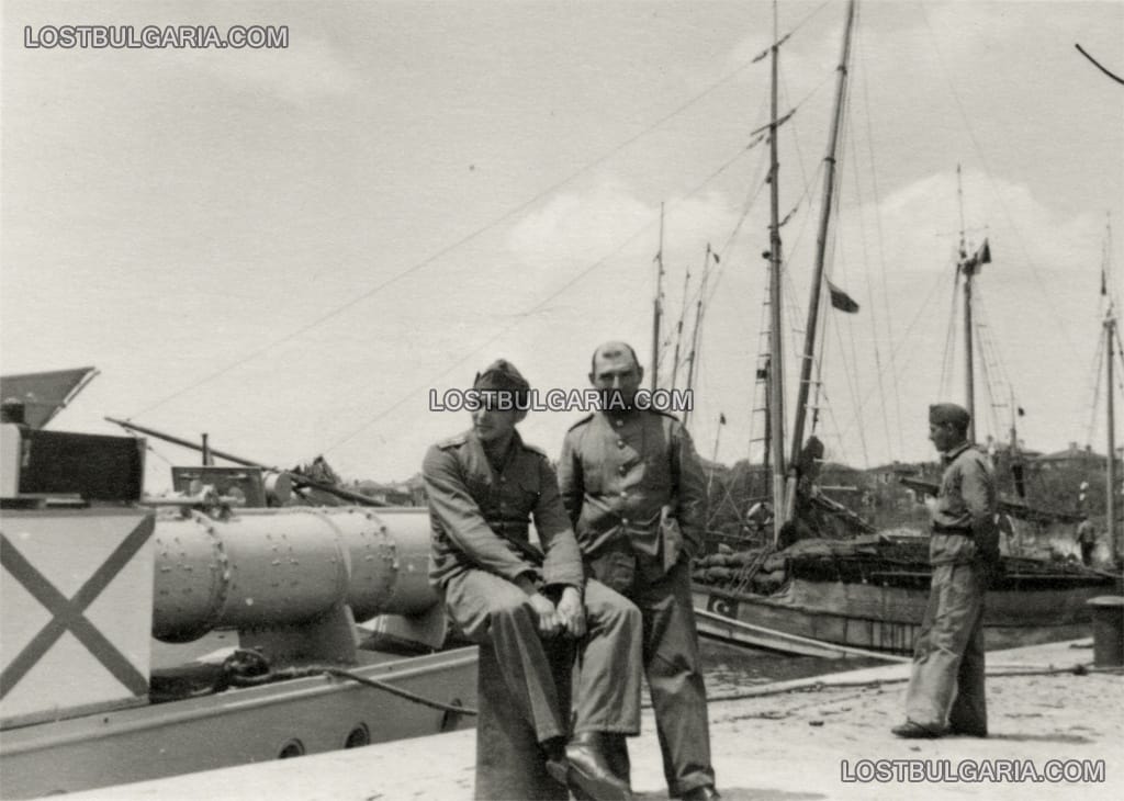 Морски офицери на пристан, пред торпеден катер тип Люрсен, 1943 г.