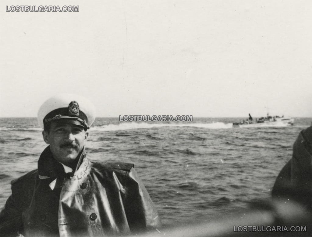 Офицер от българския флот, на заден план торпеден катер Люрсен (Lurssen Schnellboot)