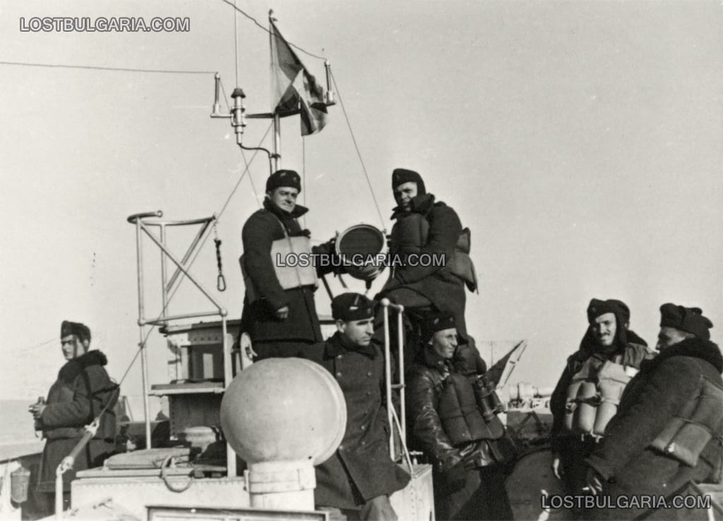 Членове на екипажа на торпеден катер по време на зимно плаване, 1943-44 г.