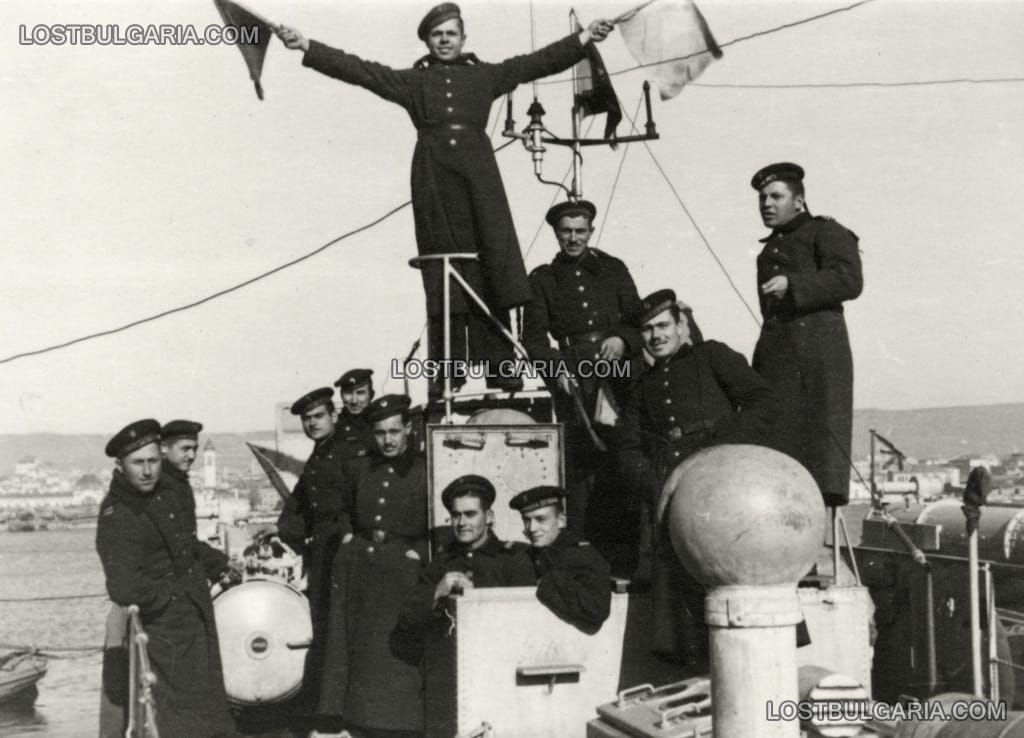 Екипажът на торпеден катер, на заден план град Варна, 1943-44 г.
