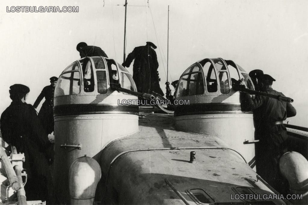 20-милиметровите оръдия Хиспано-Суиза с характерните им остъклени кули на борда на торпеден катер тип Бритиш Пауър Боут (British Power Boat) от състава на Торпедната флотилия, 1943-44 г.