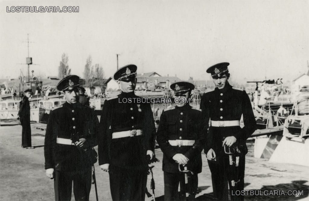 Офицери от Флота на фона на съдове от Торпедната флотилия, Варна, 1943-44 г.