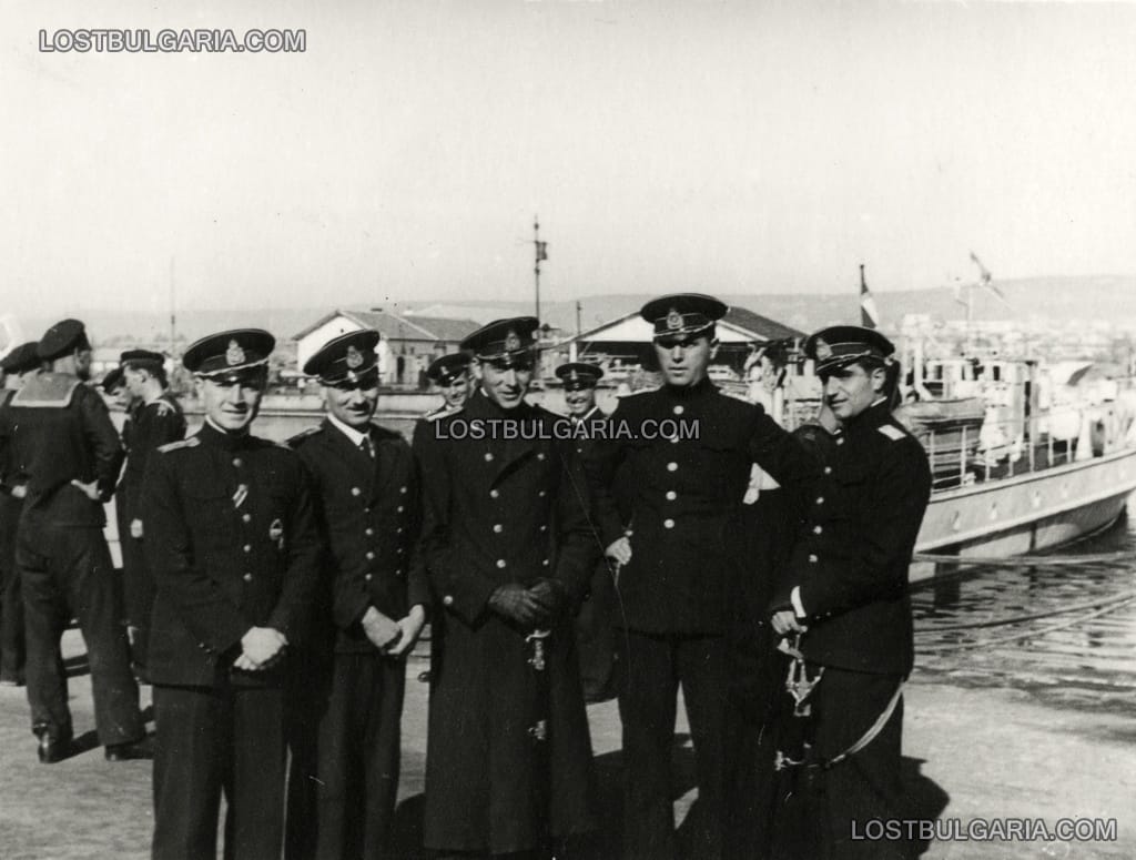 Офицери от Торпедната флотилия. Първият от ляво е преминал обучение в Германия, при което е взел участие в реално бойно плаване и е бил награден с Железен кръст за храброст II ст.